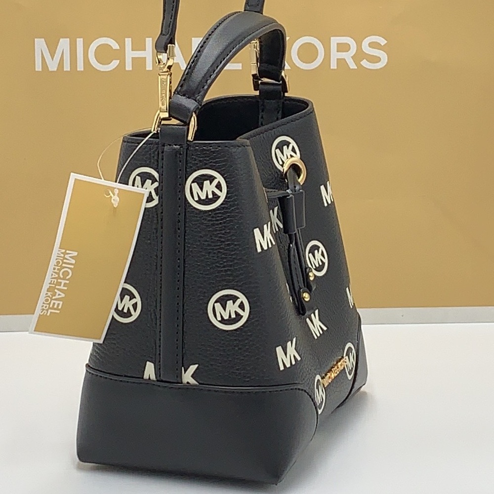 MICHAEL KORS
Mercer Small Logo Embossed Leather Bucket Bag
COLOR BLACK - Picture 5 of 15